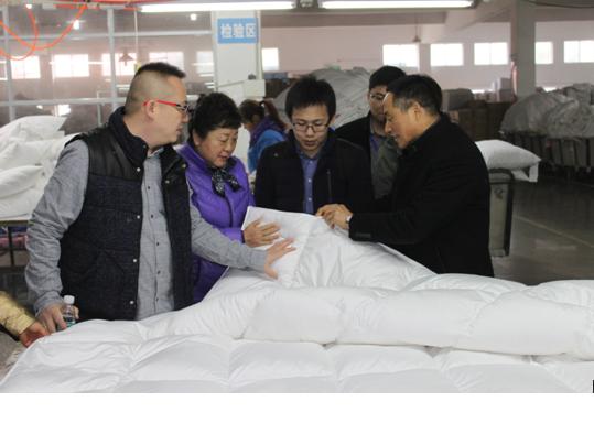 中國羽絨工業(yè)協(xié)會姚小蔓理事長、京東商城服飾家居事業(yè)部周總一行到鴻潤考察指導(dǎo)