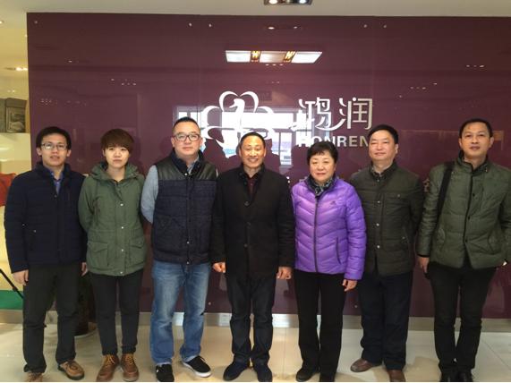 中國羽絨工業(yè)協(xié)會姚小蔓理事長、京東商城服飾家居事業(yè)部周總一行到鴻潤考察指導(dǎo)